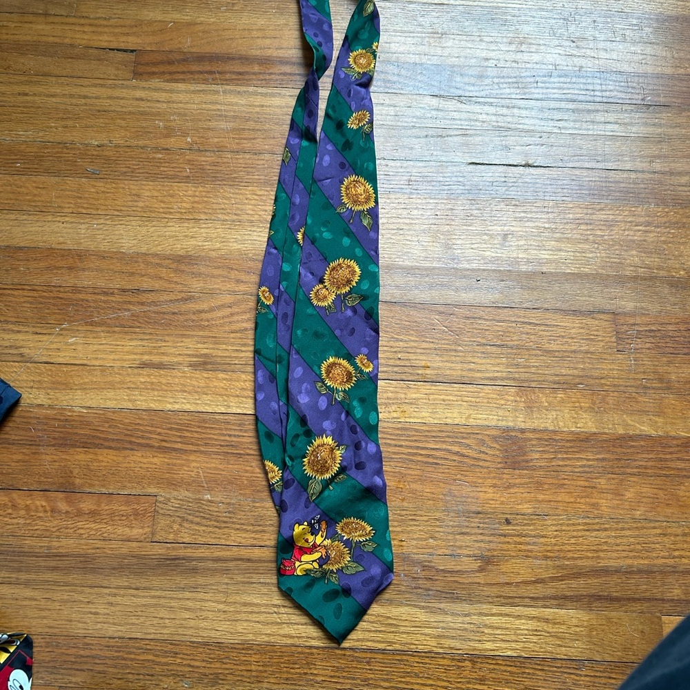 VINTAGE POO BEAR TIE BRAND MICKEY INC. Disney